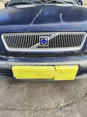 Foto de REJILLA DELANTERA VOLVO S40 BERLINA 1.6 CAT (109 CV / 80 KW)