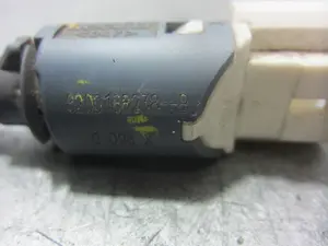 Foto de INTERRUPTOR RENAULT CLIO III 1.2 (75 CV / 55 KW) referencia 8200168238 foto 2