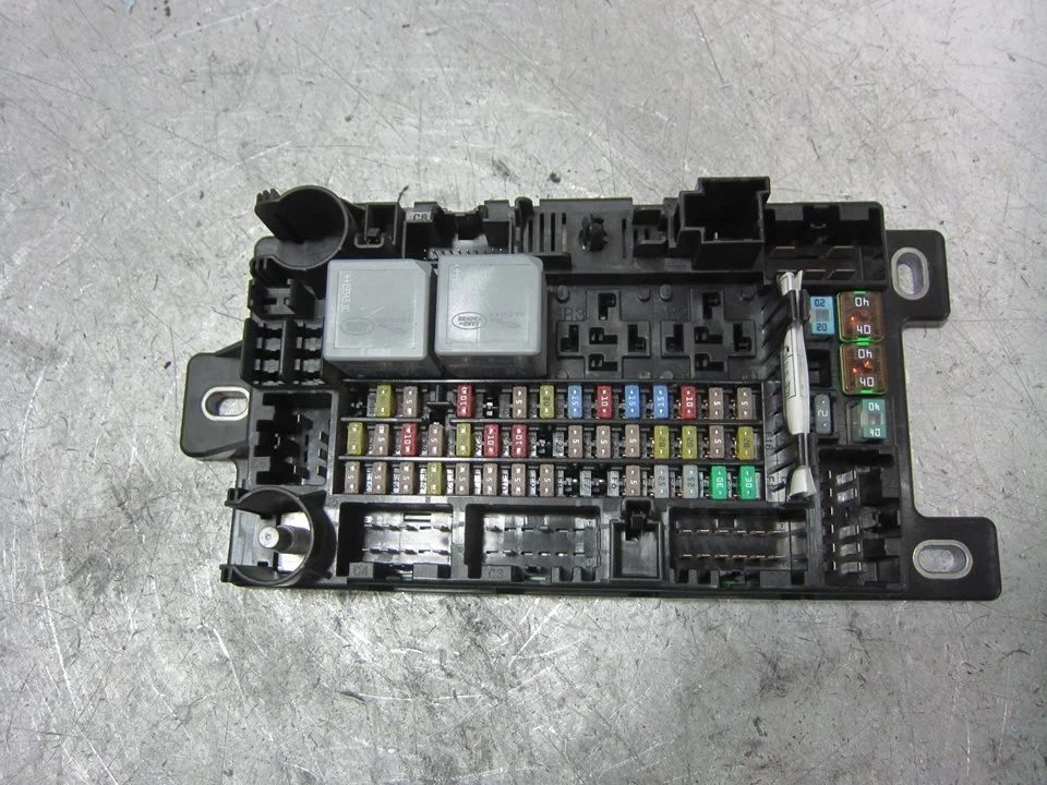 Foto de CAJA RELES / FUSIBLES LAND ROVER RANGE ROVER EVOQUE 2.0 Td4 CAT (150 CV / 110 KW) referencia K8D214A073BE