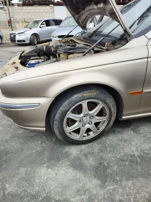 Foto de ALETA DELANTERA IZQUIERDA JAGUAR X-TYPE 2.1 V6 24V CAT (156 CV / 115 KW)