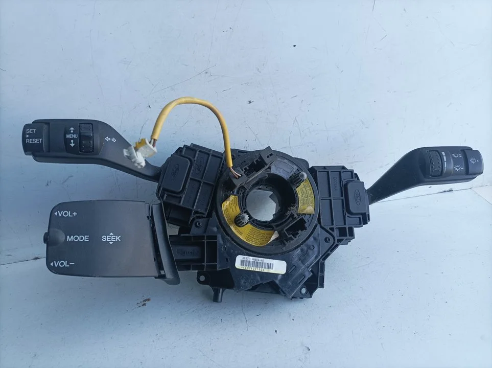 Foto de MANDO MULTIFUNCION FORD FOCUS II '0 II (1.6 (90 CV / 66 KW) diesel) referencia 4M5T14A664