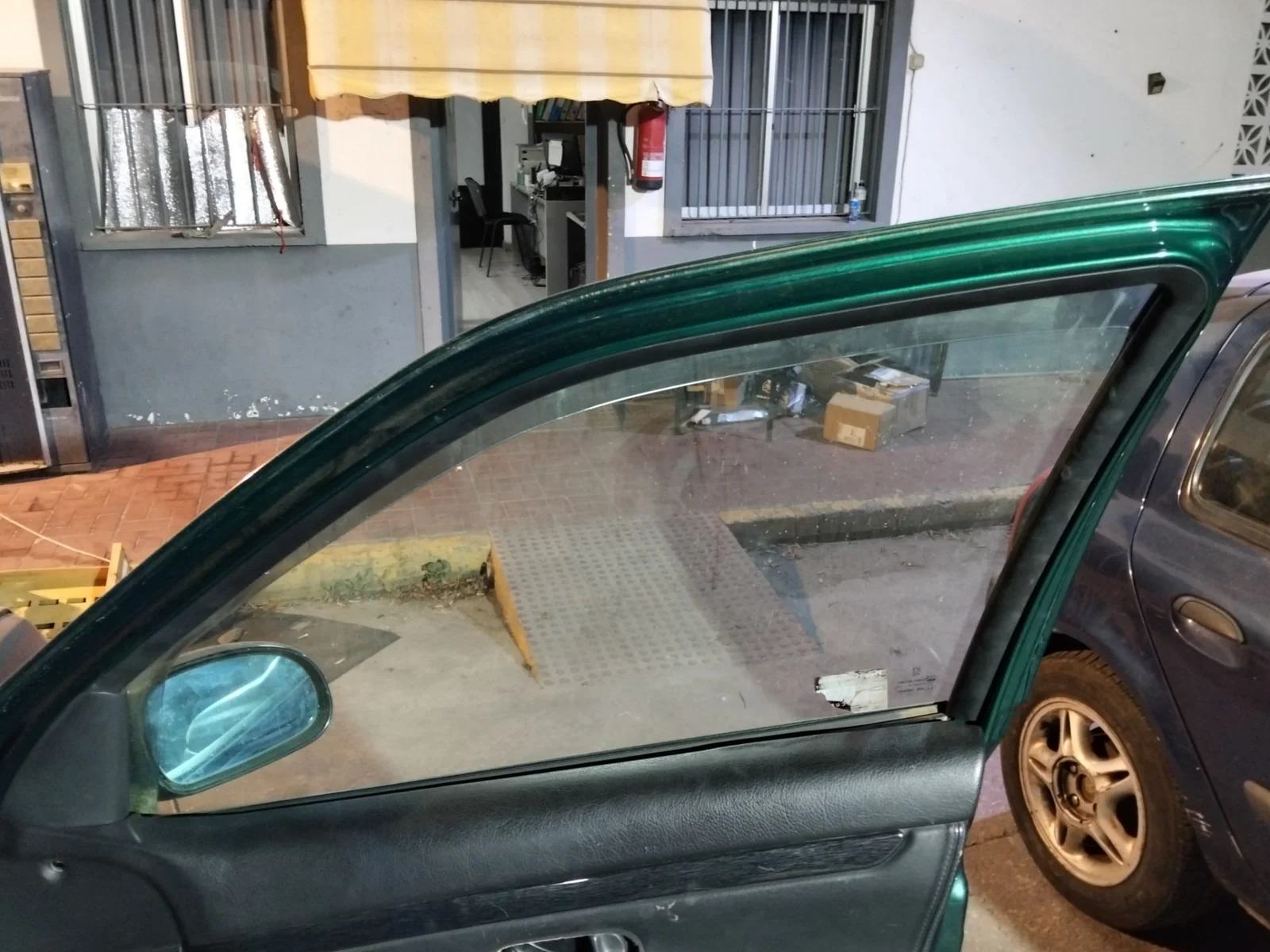 Foto de LUNA DELANTERA DERECHA PEUGEOT 406 BERLINA (S1/S2) 2.0 HDi CAT (90 CV / 66 KW) referencia 920294