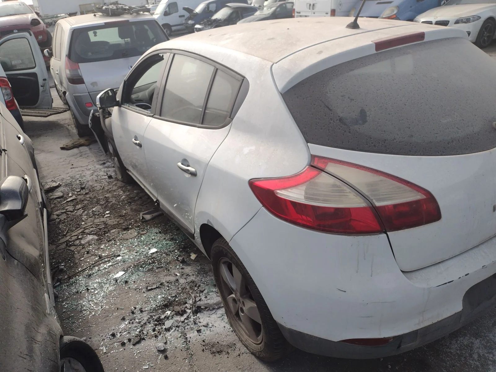 Foto de PASO RUEDA TRASERO IZQUIERDO RENAULT MEGANE III BERLINA 5P 2.0 16V (140 CV / 103 KW)