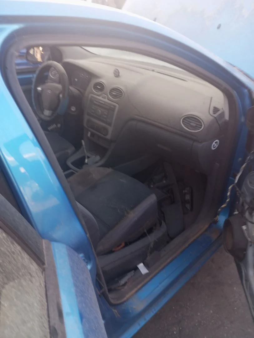 Foto de GOMAS CONTORNO PUERTA FORD FOCUS BERLINA (CAP) 1.6 TDCi CAT (109 CV / 80 KW)
