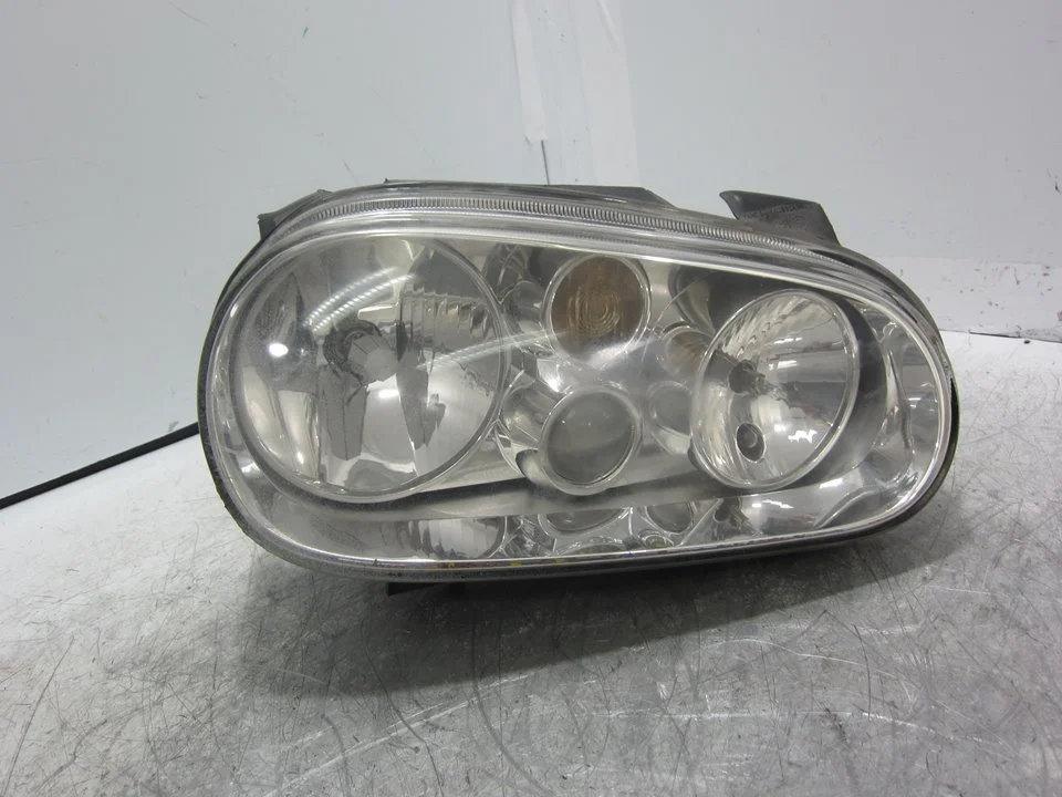 Foto de FARO DERECHO VOLKSWAGEN GOLF IV BERLINA (1J1)(10.1997) 1.6 (101 CV / 74 KW) referencia 67736940