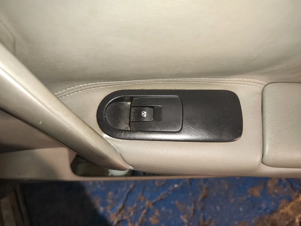 Foto de MANDO ELEVALUNAS DELANTERO DERECHO RENAULT SCENIC II (JM) 1.9 dCi Diesel (120 CV / 88 KW) referencia 156013740