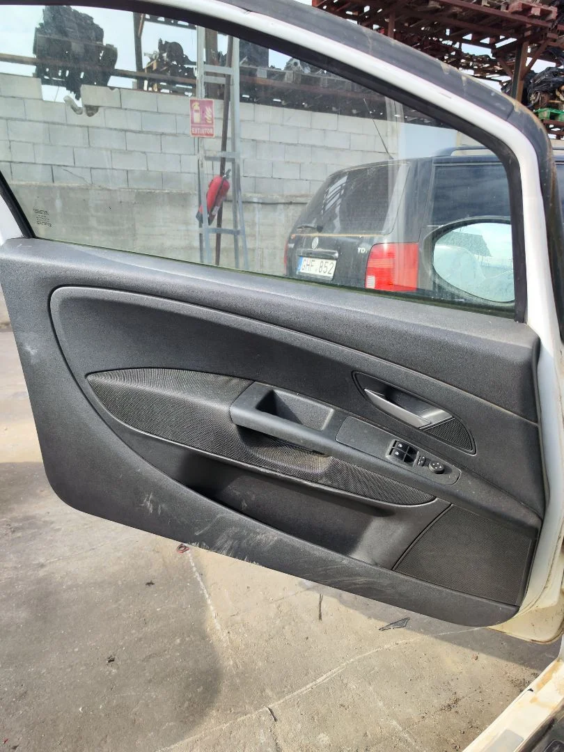 Foto de GUARNECIDO PUERTA DELANTERA IZQUIERDA FIAT GRANDE PUNTO (199) 1.4 (95 CV / 70 KW) referencia 0735418273