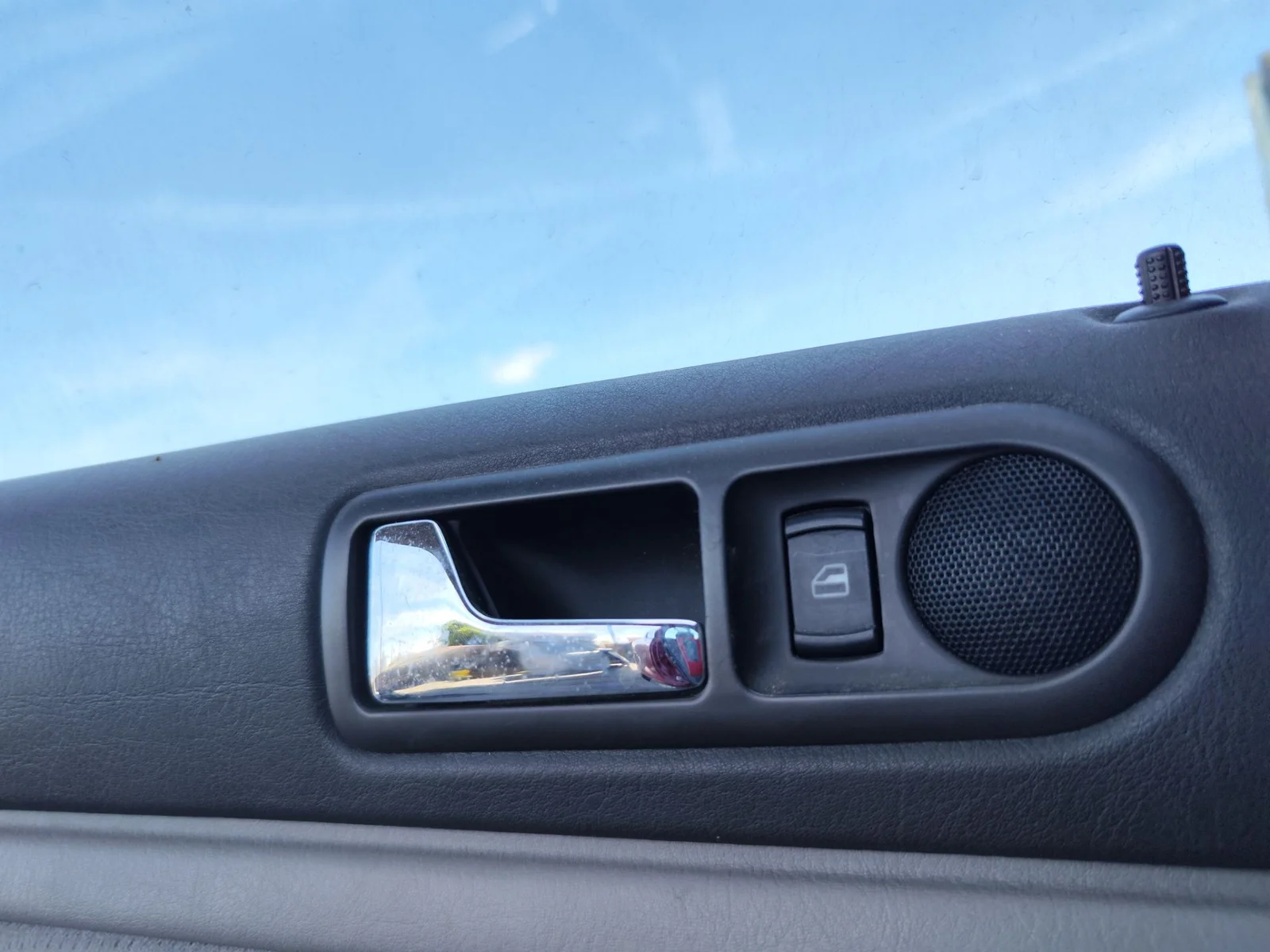 Foto de MANDO ELEVALUNAS TRASERO IZQUIERDO VOLKSWAGEN PASSAT BERLINA (3B2) 1.9 TDI (116 CV / 85 KW)