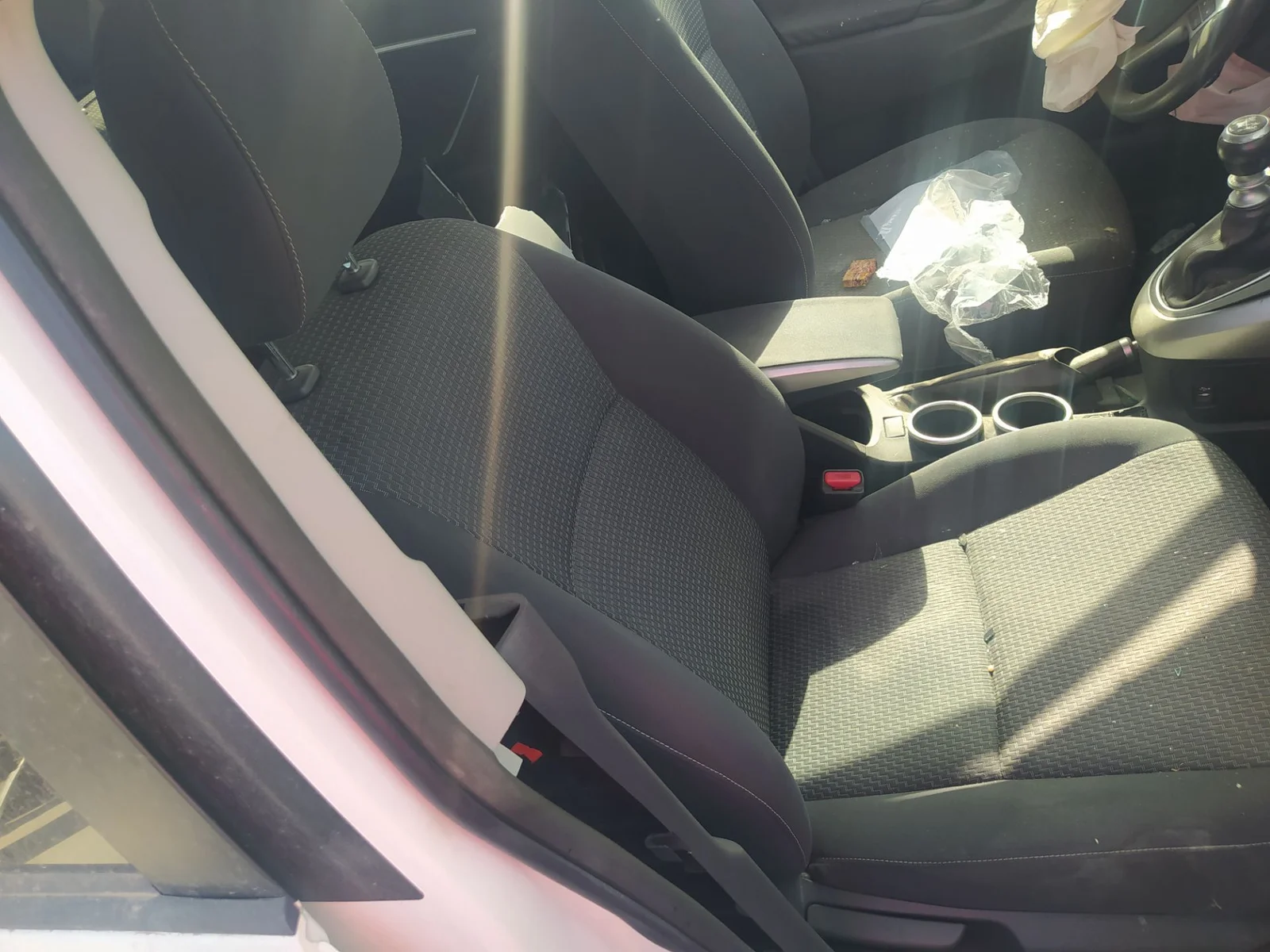 Foto de ENGANCHE CINTURON DELANTERO DERECHO TOYOTA VERSO (AUR2/ZGR2) 1.6 D-4D CAT (112 CV / 82 KW) referencia 732300F020B0