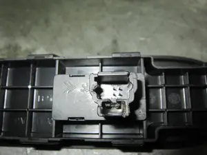 Foto de MANDO ELEVALUNAS DELANTERO DERECHO PEUGEOT 307 (S1)(04.2001) 1.4 HDi (68 CV / 50 KW) referencia 96351625XT foto 3