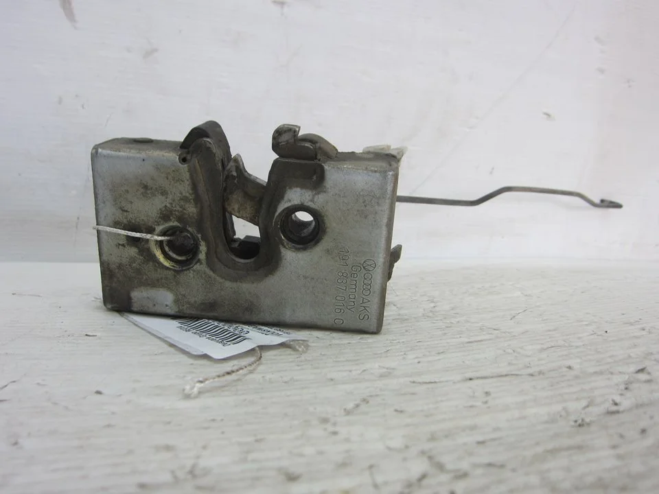 Foto de CERRADURA PUERTA DELANTERA DERECHA VOLKSWAGEN GOLF II (191/193) 1.6 Diesel (CR. JK. JP) (54 CV / 40 KW) referencia 191837016C