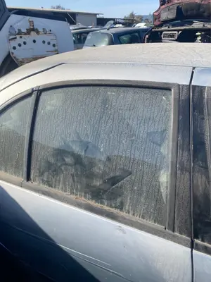 Foto de LUNA TRASERA DERECHA NISSAN ALMERA (N15) 2.0 Diesel (75 CV / 55 KW)