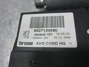 Foto de MOTOR ELEVALUNAS DELANTERO IZQUIERDO PEUGEOT 307 BREAK / SW (S1)(04.2002) 2.0 HDi FAP CAT (107 CV / 79 KW) referencia 9637130580 foto 4