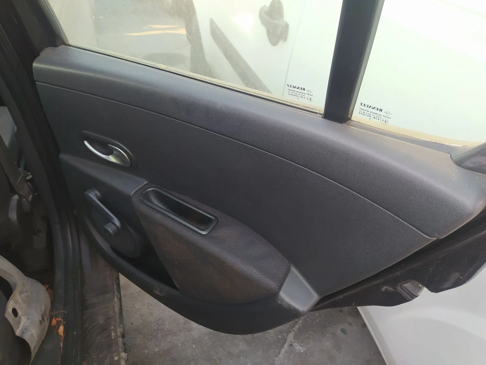 Foto de MANETA ELEVALUNAS TRASERA DERECHA RENAULT CLIO III 1.5 dCi Diesel (68 CV / 50 KW)