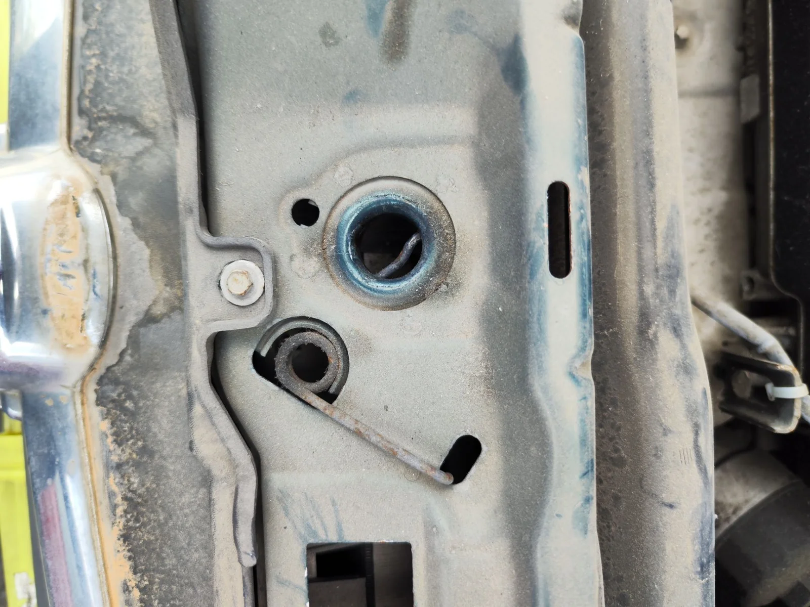 Foto de CERRADURA CAPO OPEL CORSA C 1.2 16V CAT (Z 12 XE / LW4) (75 CV / 55 KW) referencia 39082860