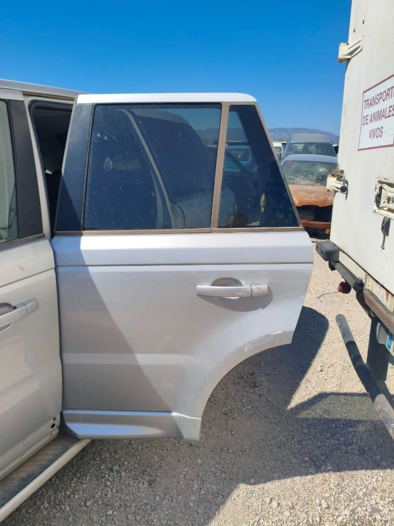 Foto de PUERTA TRASERA IZQUIERDA LAND ROVER RANGE ROVER SPORT 4.4 V8 CAT (299 CV / 220 KW) referencia BFA790090