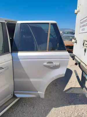 Foto de PUERTA TRASERA IZQUIERDA LAND ROVER RANGE ROVER SPORT 4.4 V8 CAT (299 CV / 220 KW) referencia BFA790090