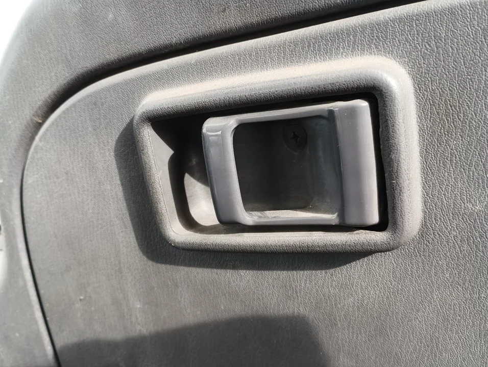 Foto de MANETA INTERIOR DELANTERA IZQUIERDA NISSAN CABSTAR E 3.0 Diesel (120 CV / 88 KW)