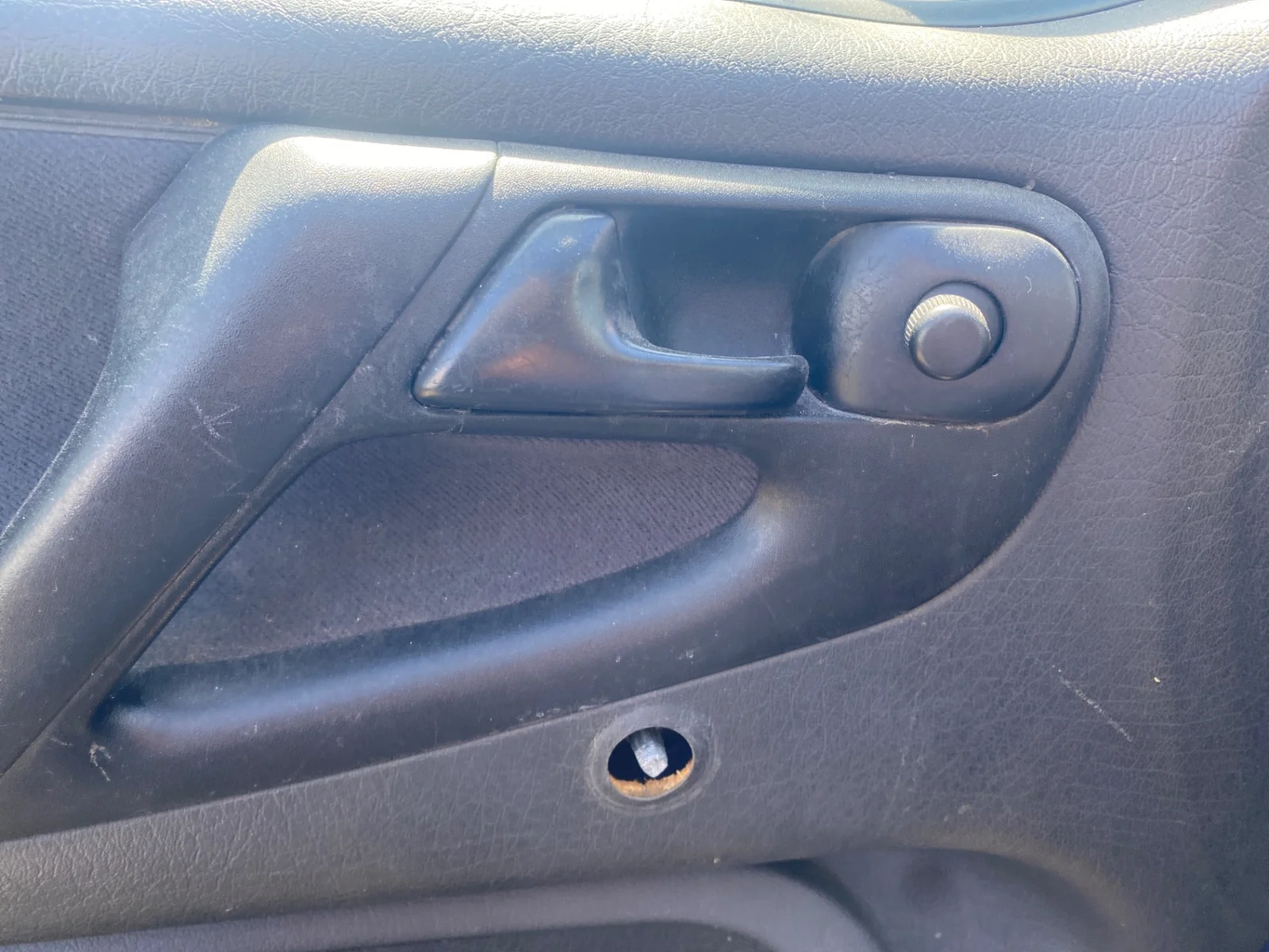 Foto de MANETA INTERIOR DELANTERA IZQUIERDA VOLKSWAGEN POLO III (6N1) 1.4 (60 CV / 44 KW) referencia 6N0837225A FKZ