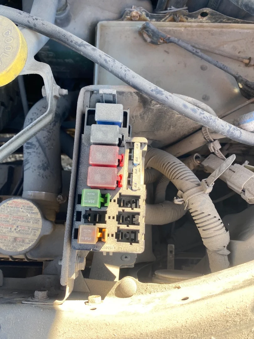 Foto de CAJA RELES / FUSIBLES NISSAN SERENA (C23M) 2.3 Diesel (75 CV / 55 KW)