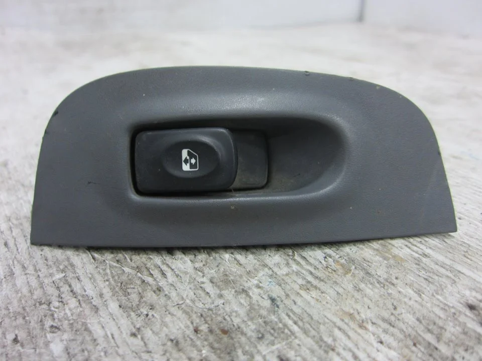 Foto de MANDO ELEVALUNAS DELANTERO DERECHO RENAULT MEGANE I COUPE (DA0) 1.9 dTi Diesel CAT (98 CV / 72 KW) referencia R207830