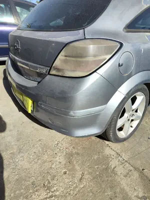 Foto de PARAGOLPES TRASERO OPEL ASTRA H GTC 1.7 16V CDTI (101 CV / 74 KW) foto 3