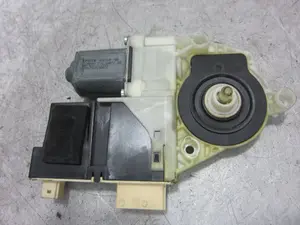 Foto de MOTOR ELEVALUNAS DELANTERO DERECHO CITROEN C4 BERLINA 1.6 HDi CAT (9HY / DV6TED4) (109 CV / 80 KW) referencia 964876100 foto 3