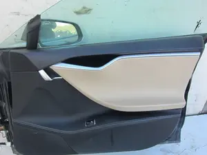 Foto de GUARNECIDO PUERTA DELANTERA DERECHA TESLA MODEL S eléctrico 270 kW (367 CV / 270 KW)