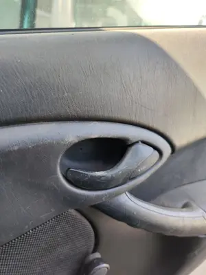 Foto de MANETA INTERIOR TRASERA DERECHA FORD FOCUS BERLINA (CAK) 1.6 16V CAT (101 CV / 74 KW)
