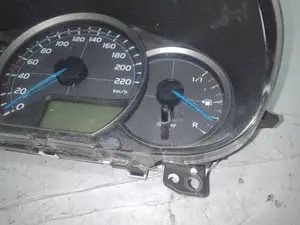 Foto de CUADRO INSTRUMENTOS TOYOTA YARIS (P13) 1.5 16V CAT (Híbrido) (75 CV / 55 KW) referencia 838000DT70 foto 4