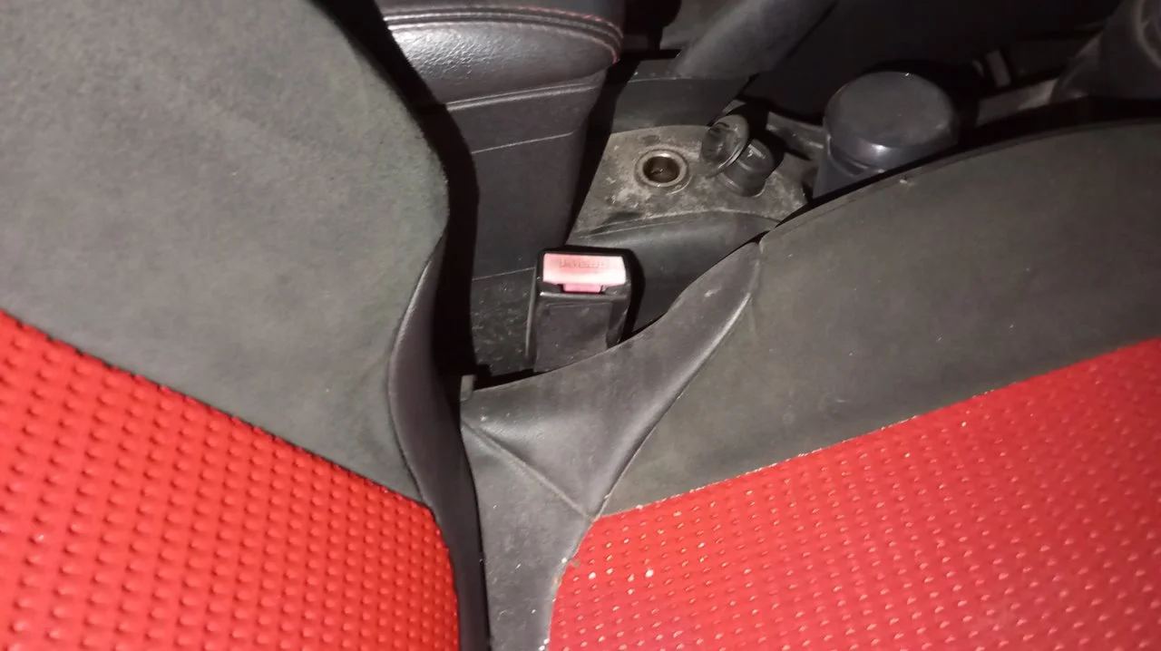 Foto de ENGANCHE CINTURON DELANTERO DERECHO CITROEN C4 COUPE 1.6 HDi CAT (9HY / DV6TED4) (109 CV / 80 KW) referencia B9132AC39