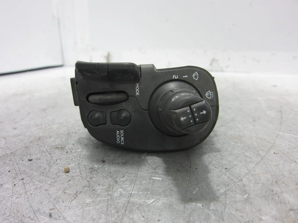 Foto de MANDO MULTIFUNCION RENAULT MODUS I 1.4 16V (98 CV / 72 KW) referencia 88103003