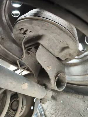 Foto de MANGUETA TRASERA DERECHA RENAULT CLIO III 1.5 dCi Diesel FAP (75 CV / 55 KW)