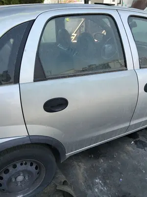 Foto de PUERTA TRASERA DERECHA OPEL CORSA C 1.2 16V CAT (Z 12 XE / LW4) (75 CV / 55 KW)