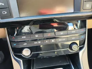 Foto de MANDO CALEFACCION / AIRE ACONDICIONADO JAGUAR XE 2.0  Turbo CAT (200 CV / 147 KW) referencia 8X2318C858AF