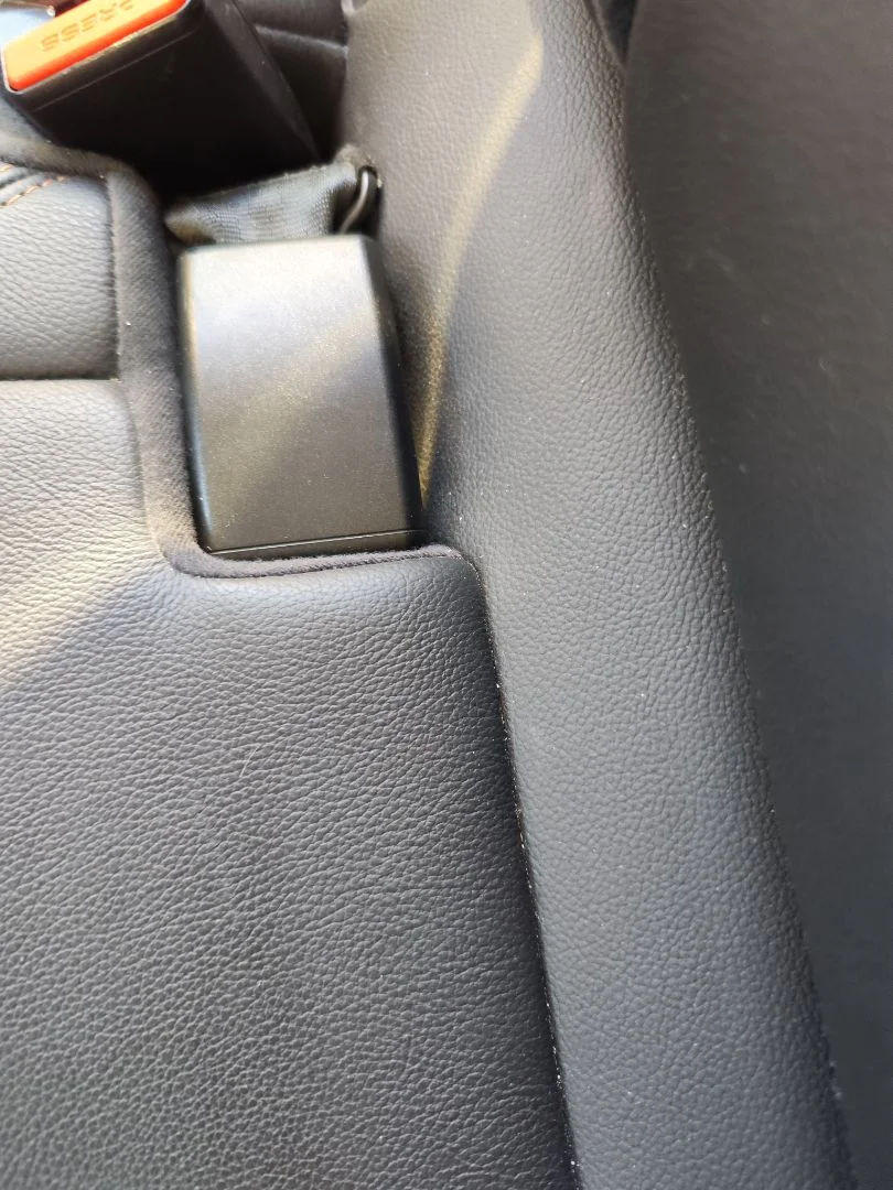 Foto de ENGANCHE CINTURON TRASERO CENTRAL JAGUAR F-PACE 3.0 V6 Diesel CAT (301 CV / 221 KW) referencia HK83613K21