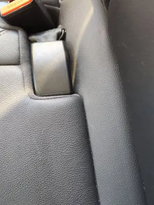 Foto de ENGANCHE CINTURON TRASERO CENTRAL JAGUAR F-PACE 3.0 V6 Diesel CAT (301 CV / 221 KW) referencia HK83613K21