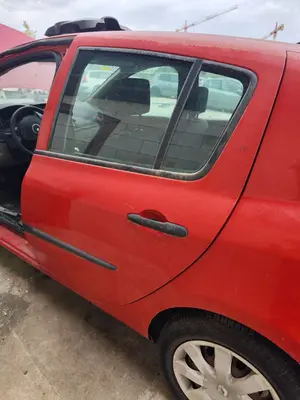 Foto de PUERTA TRASERA IZQUIERDA RENAULT CLIO III 1.5 dCi Diesel CAT (86 CV / 63 KW)