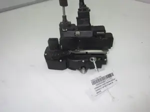 Foto de CERRADURA PUERTA TRASERA DERECHA CHEVROLET CAPTIVA 2.2 Diesel CAT (184 CV / 135 KW) referencia A081876