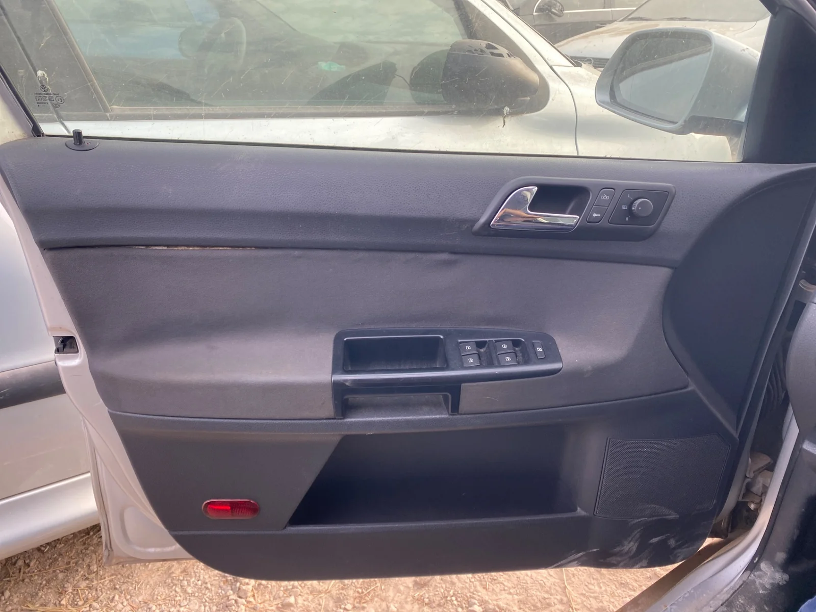 Foto de GUARNECIDO PUERTA DELANTERA IZQUIERDA VOLKSWAGEN POLO IV (9N3) 1.4 FSI (86 CV / 63 KW)
