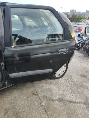Foto de PUERTA TRASERA IZQUIERDA RENAULT SCENIC I (JA...) 1.4 CAT (95 CV / 70 KW) referencia 7751472139