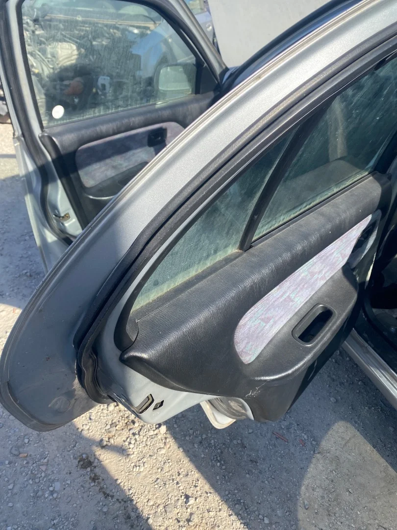 Foto de GOMAS CONTORNO PUERTA NISSAN ALMERA (N15) 2.0 Diesel (75 CV / 55 KW)