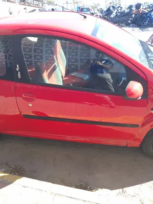 Foto de PUERTA DELANTERA DERECHA PEUGEOT 107 1.0 CAT (384F) (68 CV / 50 KW)
