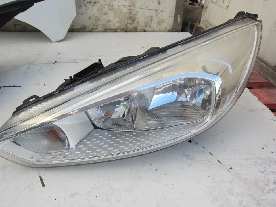 Foto de FARO IZQUIERDO FORD FOCUS SPORTBREAK (CB8) 1.6 TDCi CAT (95 CV / 70 KW) referencia A06044