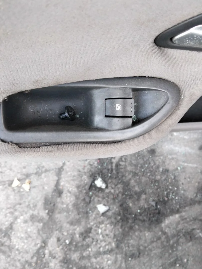 Foto de MANDO ELEVALUNAS TRASERO IZQUIERDO RENAULT LAGUNA II (BG0) 1.9 dCi Diesel CAT (101 CV / 74 KW)