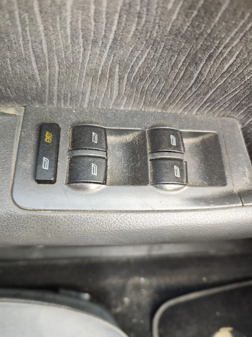 Foto de MANDO ELEVALUNAS DELANTERO IZQUIERDO AUDI A6 BERLINA (4B2) 2.4 V6 30V (165 CV / 121 KW)