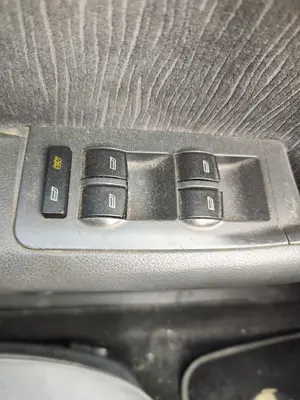 Foto de MANDO ELEVALUNAS DELANTERO IZQUIERDO AUDI A6 BERLINA (4B2) 2.4 V6 30V (165 CV / 121 KW) foto 1