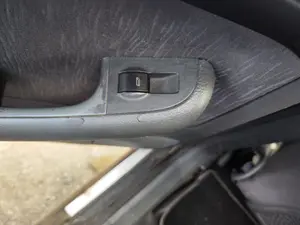 Foto de MANDO ELEVALUNAS DELANTERO IZQUIERDO AUDI A6 BERLINA (4B2) 2.4 V6 30V (165 CV / 121 KW) foto 2