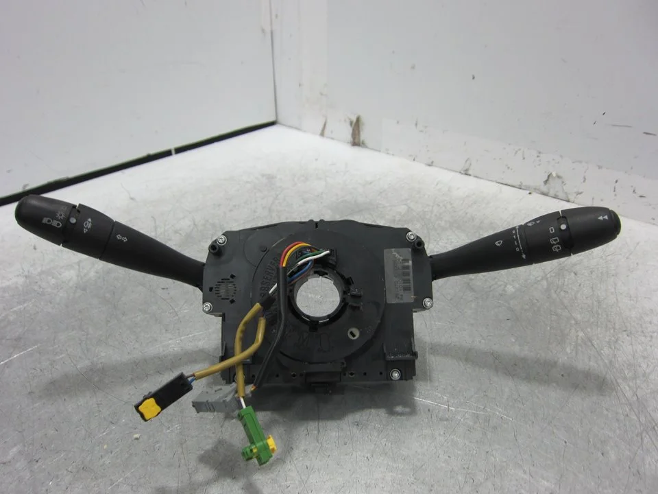 Foto de MANDO MULTIFUNCION PEUGEOT 207 1.4 (73 CV / 54 KW) referencia 96630732XT