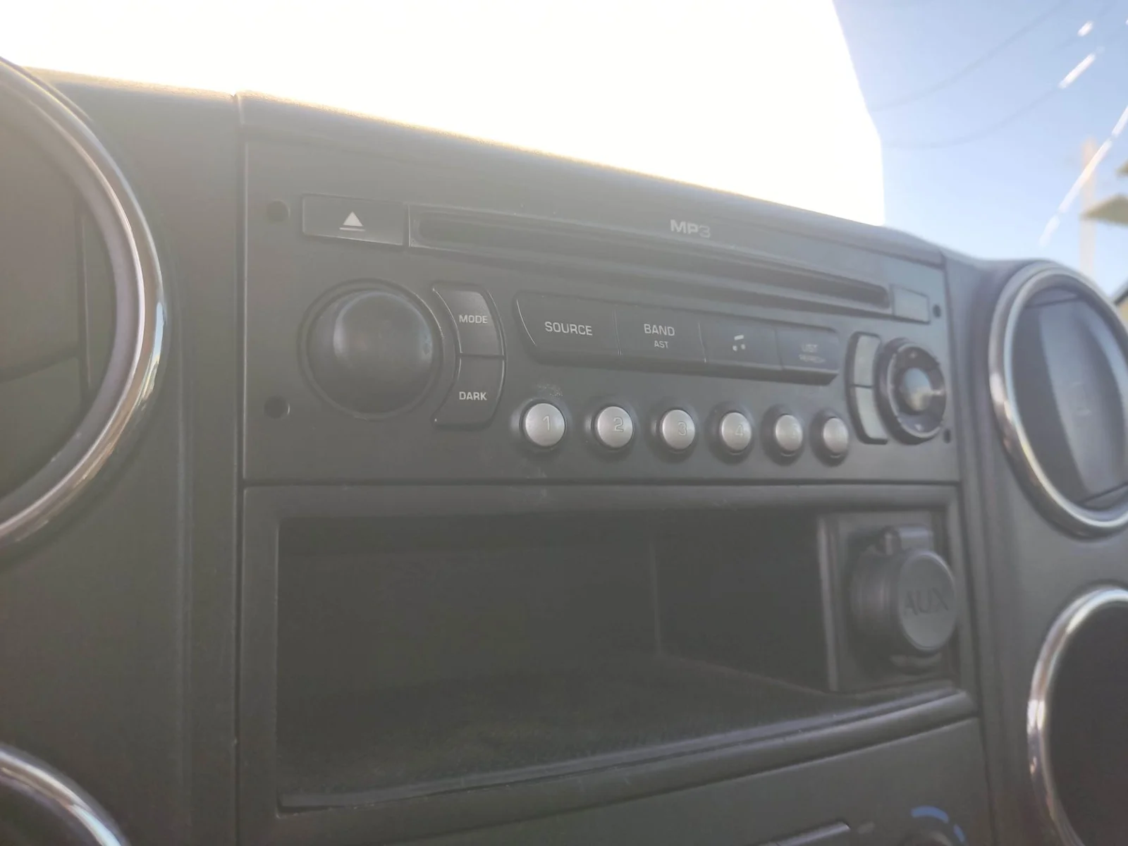 Foto de SISTEMA AUDIO / RADIO CD PEUGEOT PARTNER TEPEE 1.6 16V HDi CAT (9HT / DV6BTED4) (75 CV / 55 KW)